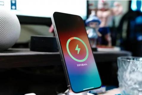 柳河苹果15换屏服务分享用什么充电器给iPhone15充电更好 